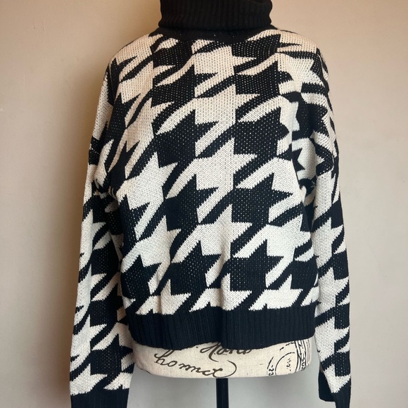 Black & White Houndstooth Turtleneck - Picture 1 of 4